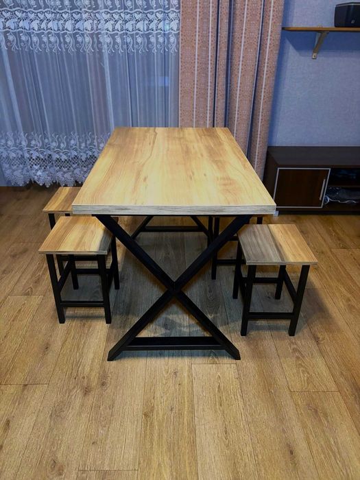 Stół Kuchenny + 4 Taborety – Ręcznie wykonany zestaw premium.