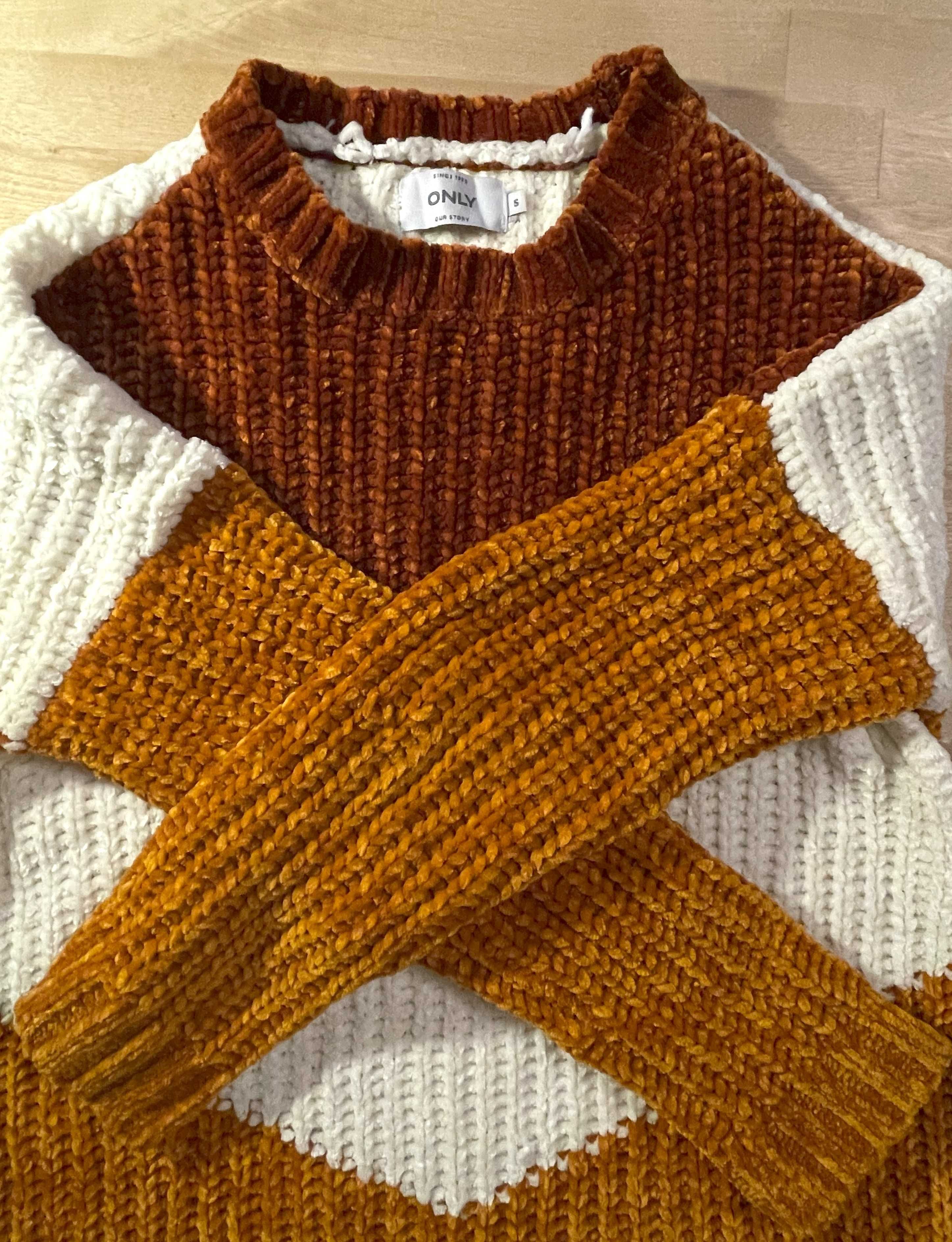 Sweter damski ONLY – rudo-złoty, miękki, luźny krój, stan bardzo dobry