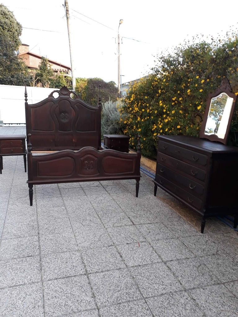 Cama maciça,  sem estrado e sem colchão