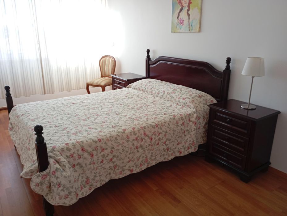 Cama casal 190x140 e 2 mesas de cabeceira , em muito bom estado