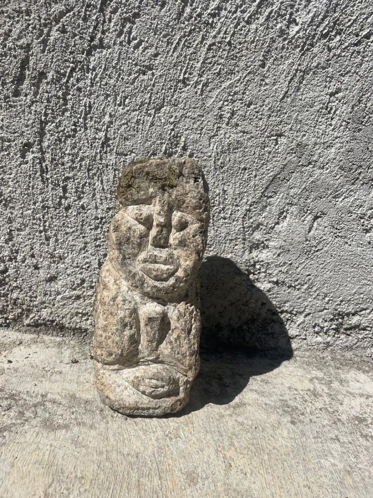 Imagem em pedra velha