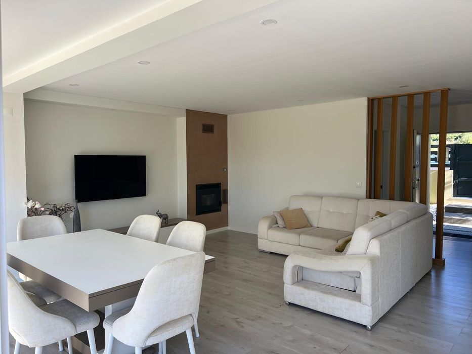 Moradia T4 com logradouro, Garagem e Jardim
