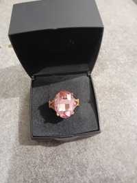 Pierścionek kolorze złota sztuczna biżuteria nowy 16 z różową cyrkonią