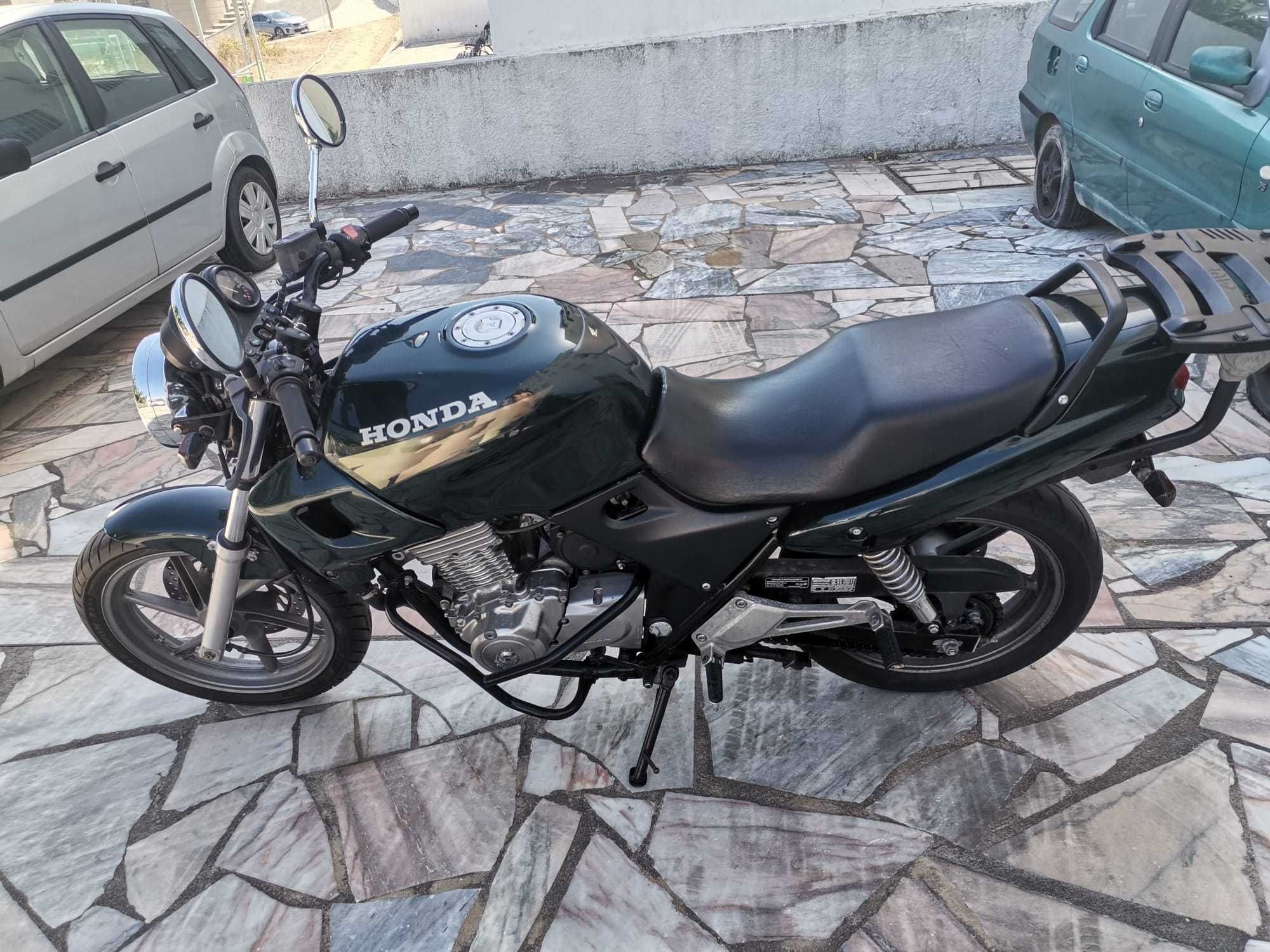 CB500 de garagem com pouco uso