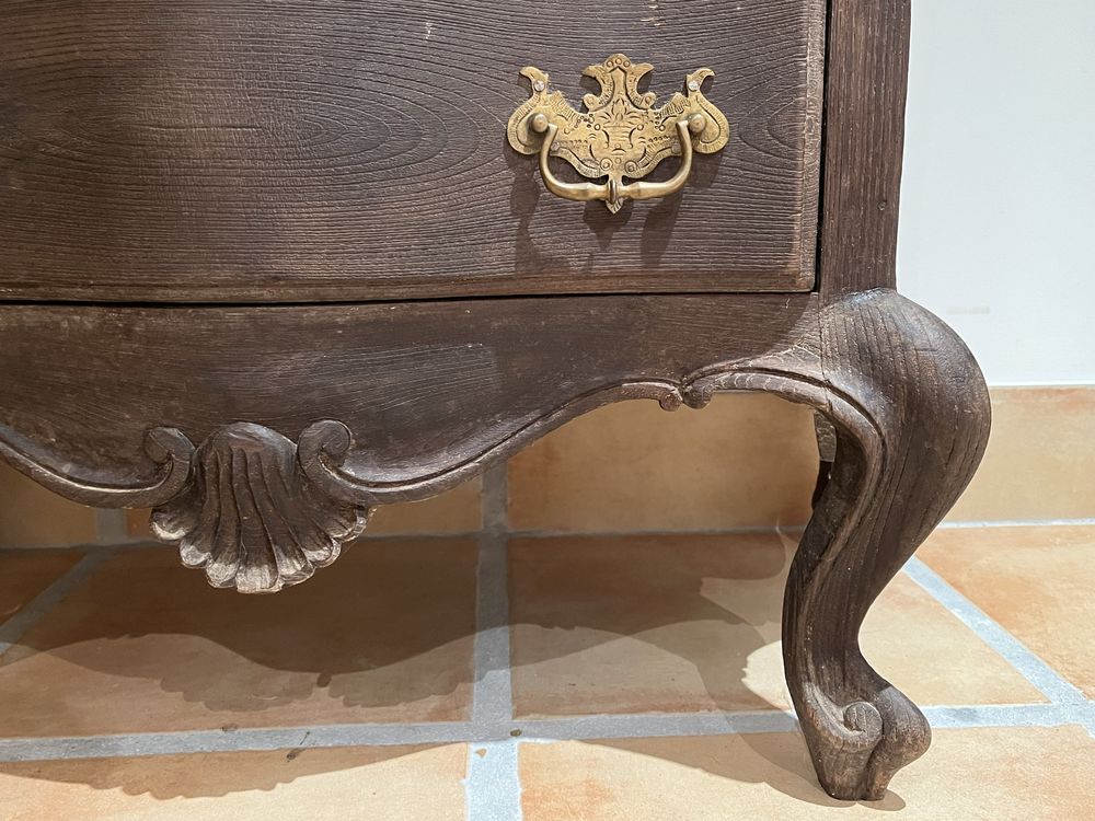 Cómoda de madeira maciça com gavetas
