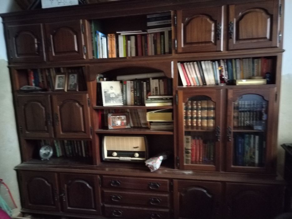 Móvel cristaleira castanho médio