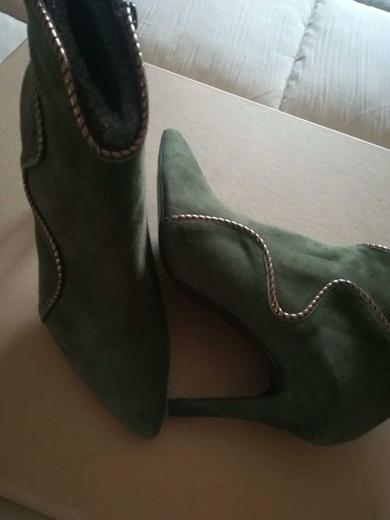 Botas em verde de camurça