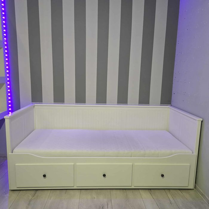Łóżko IKEA HEMNES z szufladami i dwoma materacami