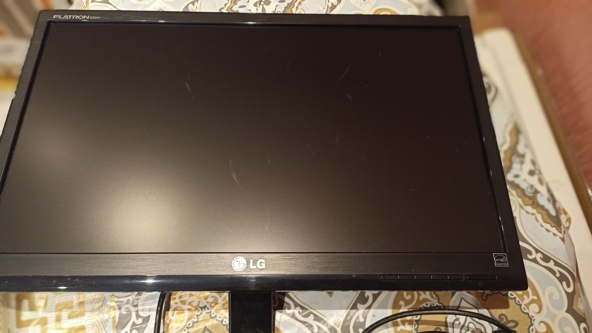 Широкоформатний монітор з VGA 23 дюйми LG Flatron