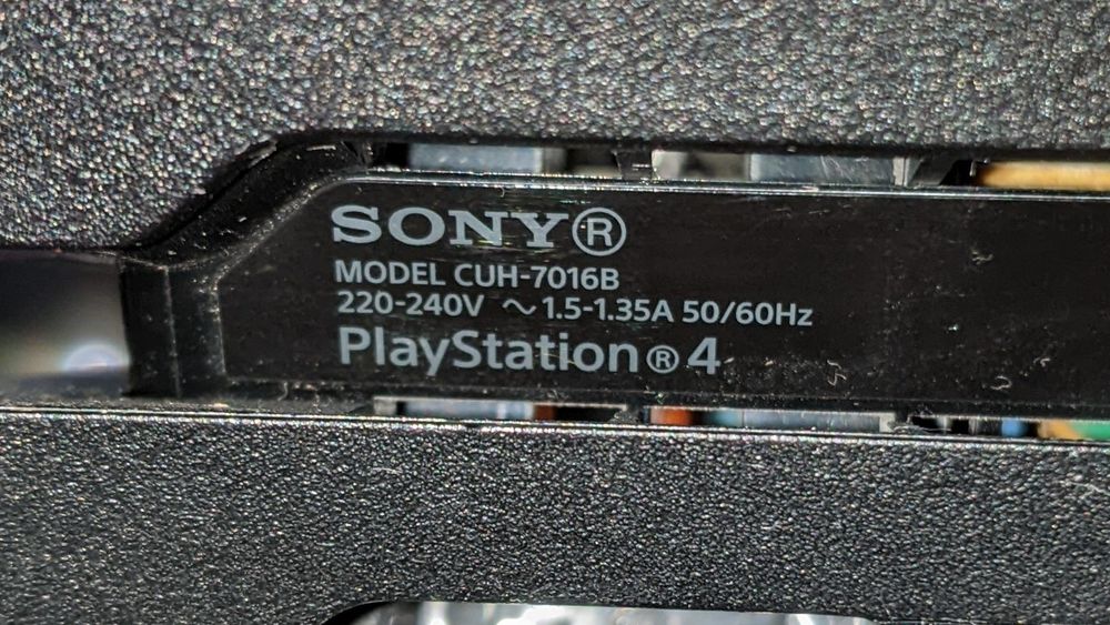 Ps-4 pro 1tb +2 геймпади +3 гри