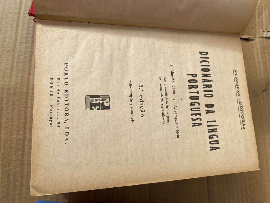 Dicionário da língua portuguesa e Oxford