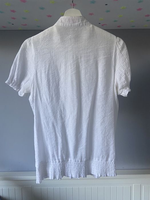 biała vintage koszula z krótkim rękawem i falbanami