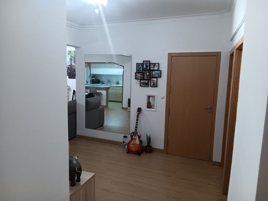 Feijo Apartamento T4 no primeiro andar, remodelado para T3 com sala de