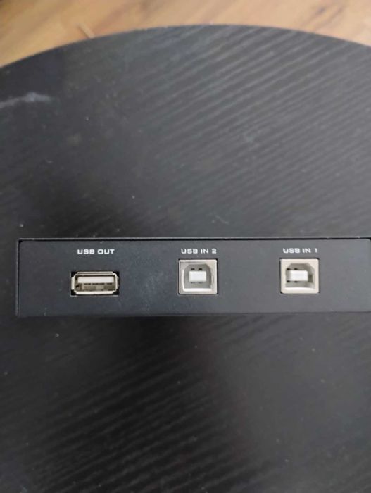 switch przełącznik usb pomiędzy 2 komputerami 'usb in'.