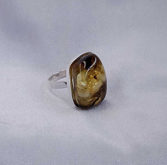 Srebrny pierścionek z bursztynem