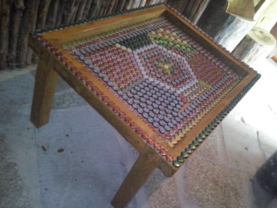 Mesa de estar,decorada de caricas