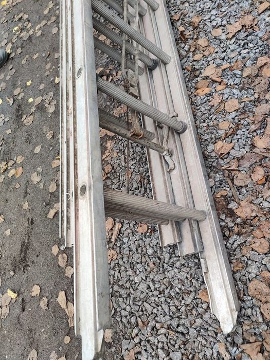 Драбина пожежна (лестница пожарная выдвижная трехсекционная)