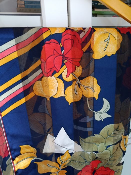 Lenço muito original.