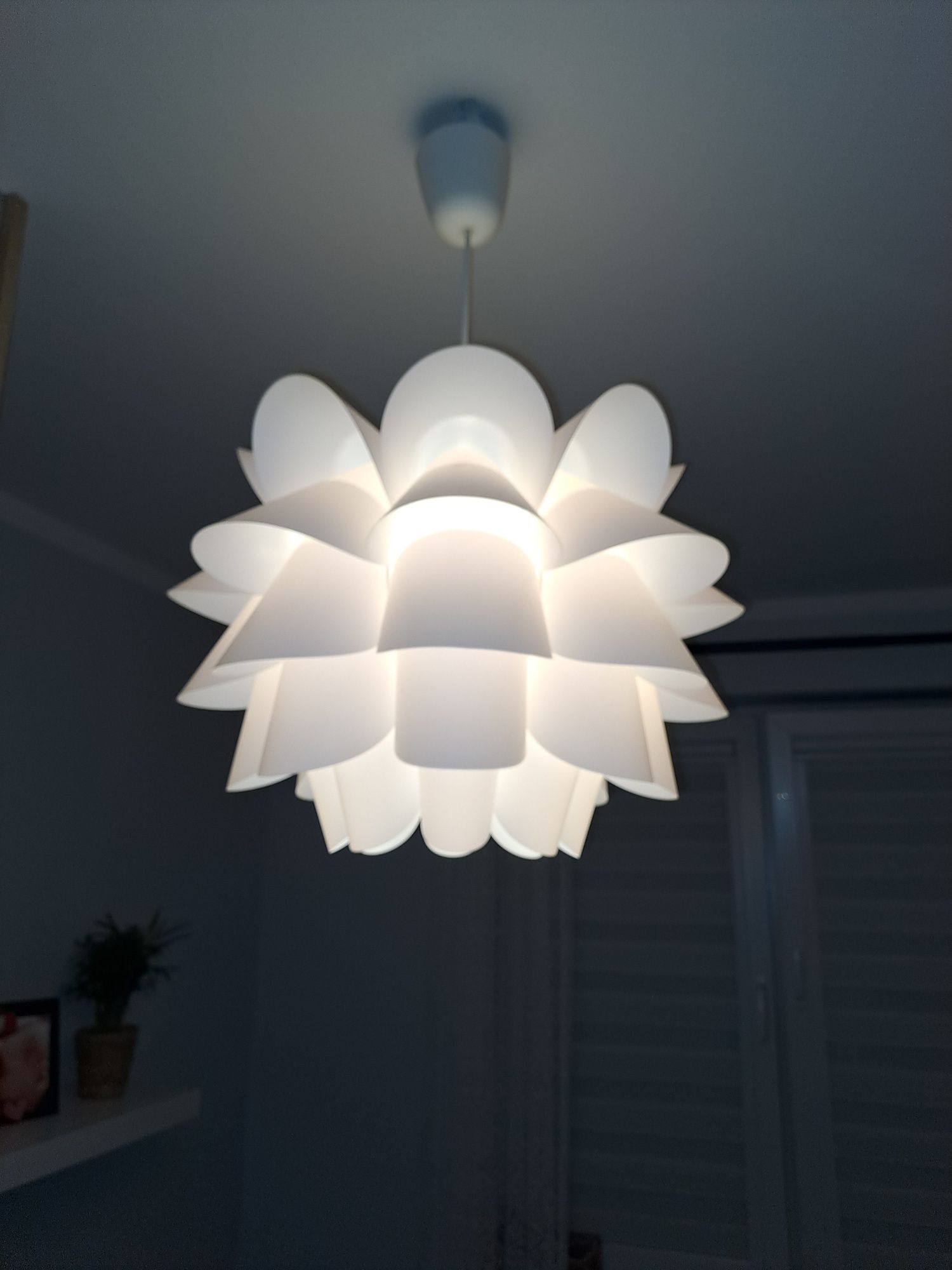 Lampa sufitowa listkowa