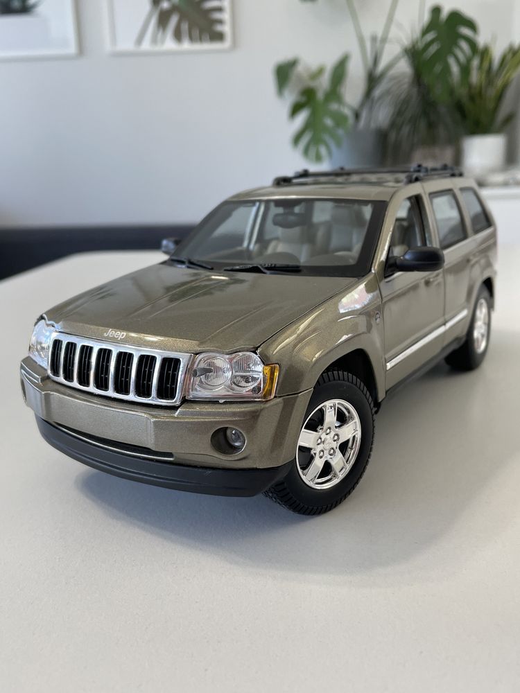 Model Jeep Grand Cherokee 5.7L Limited 4x4 WK 2005 1/18 Maisto Bburago