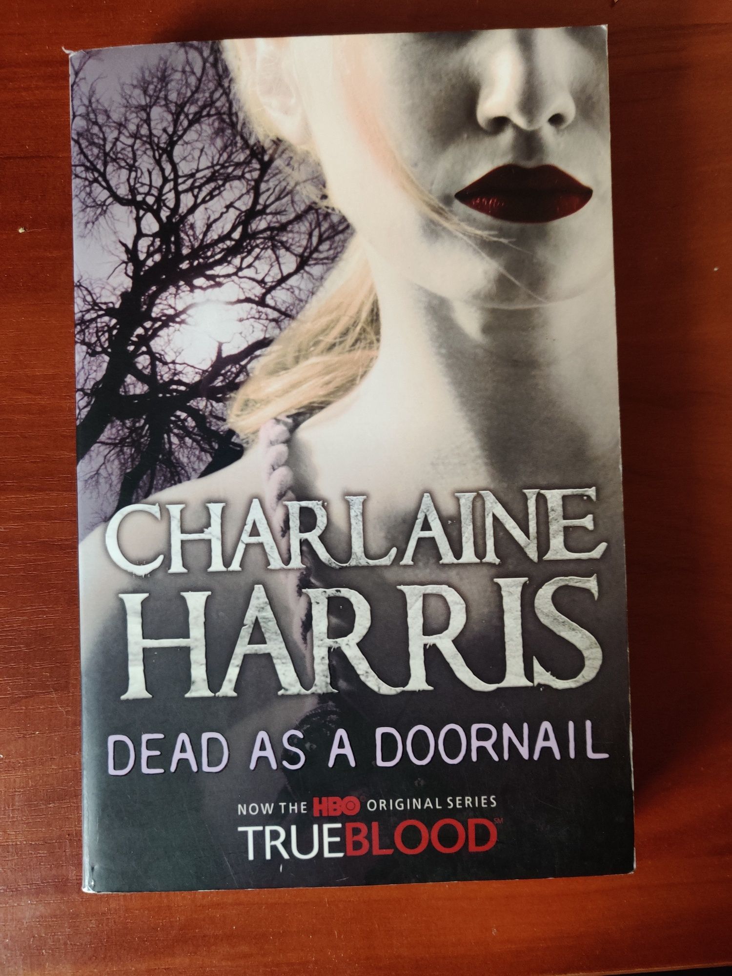 Książka Charlaine Harris "Dead as a doornail" wersja angielska