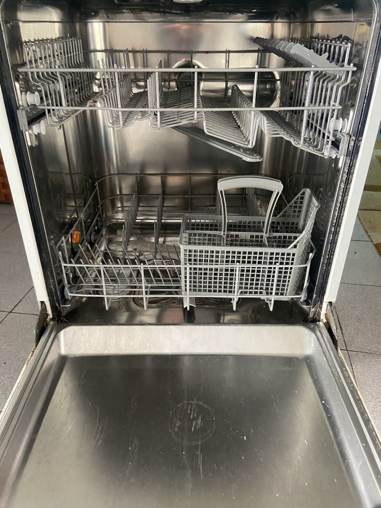 Máquina lavar loiça AEG avariada