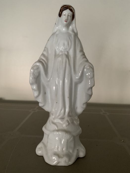 Estátua em porcelana leitosa