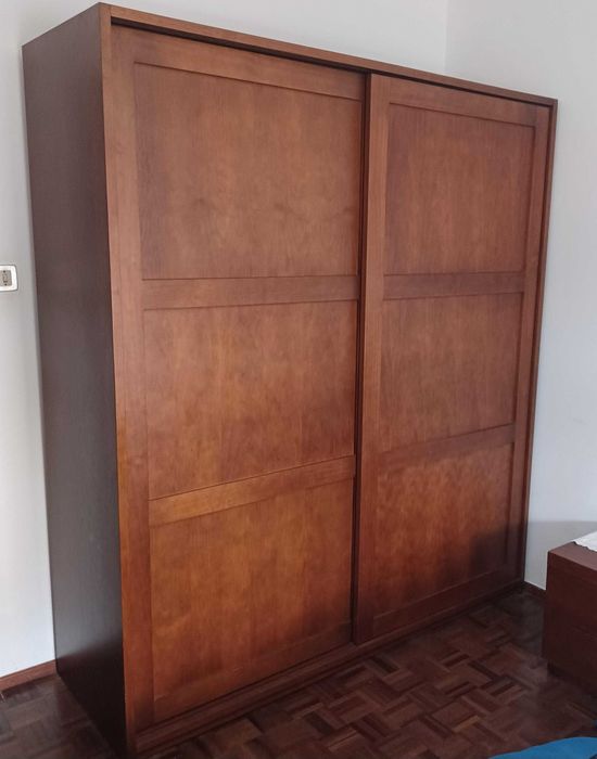 Roupeiro em madeira maciça