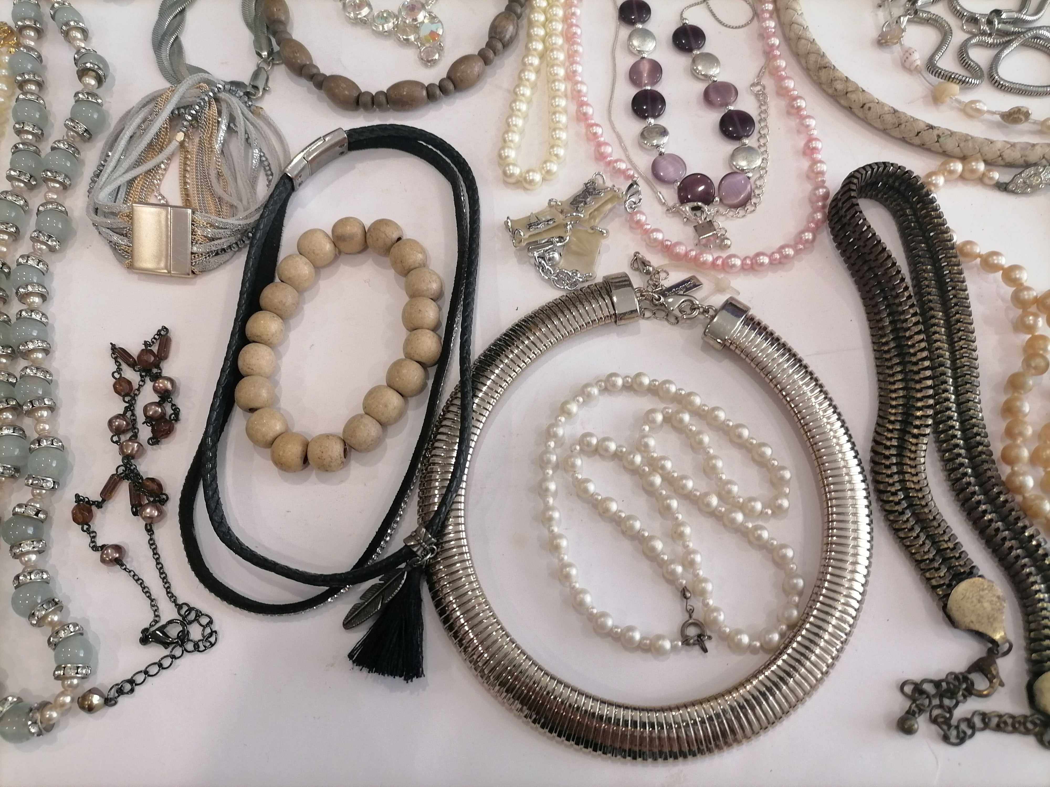 Lote de Bijuteria -25 artigos-Colares, Pulseiras em diversos materiais