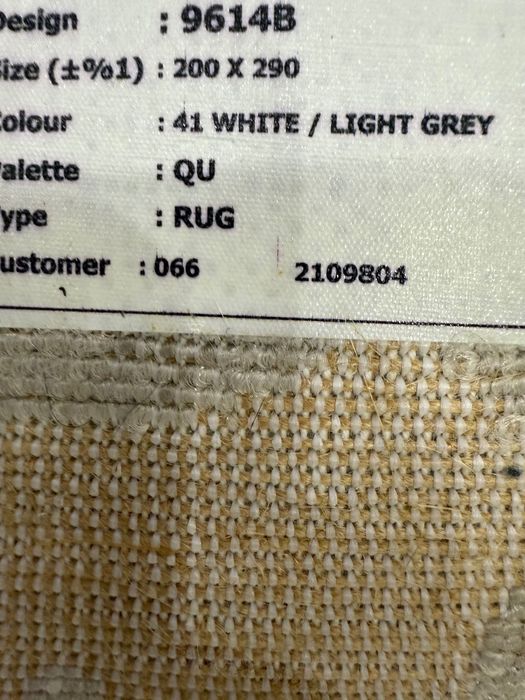 Carpetes cinza e branca