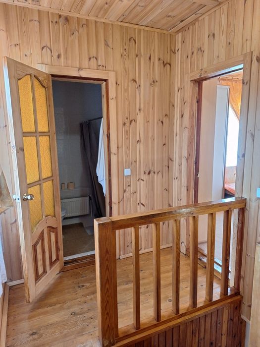 Затишний будинок на березі озера