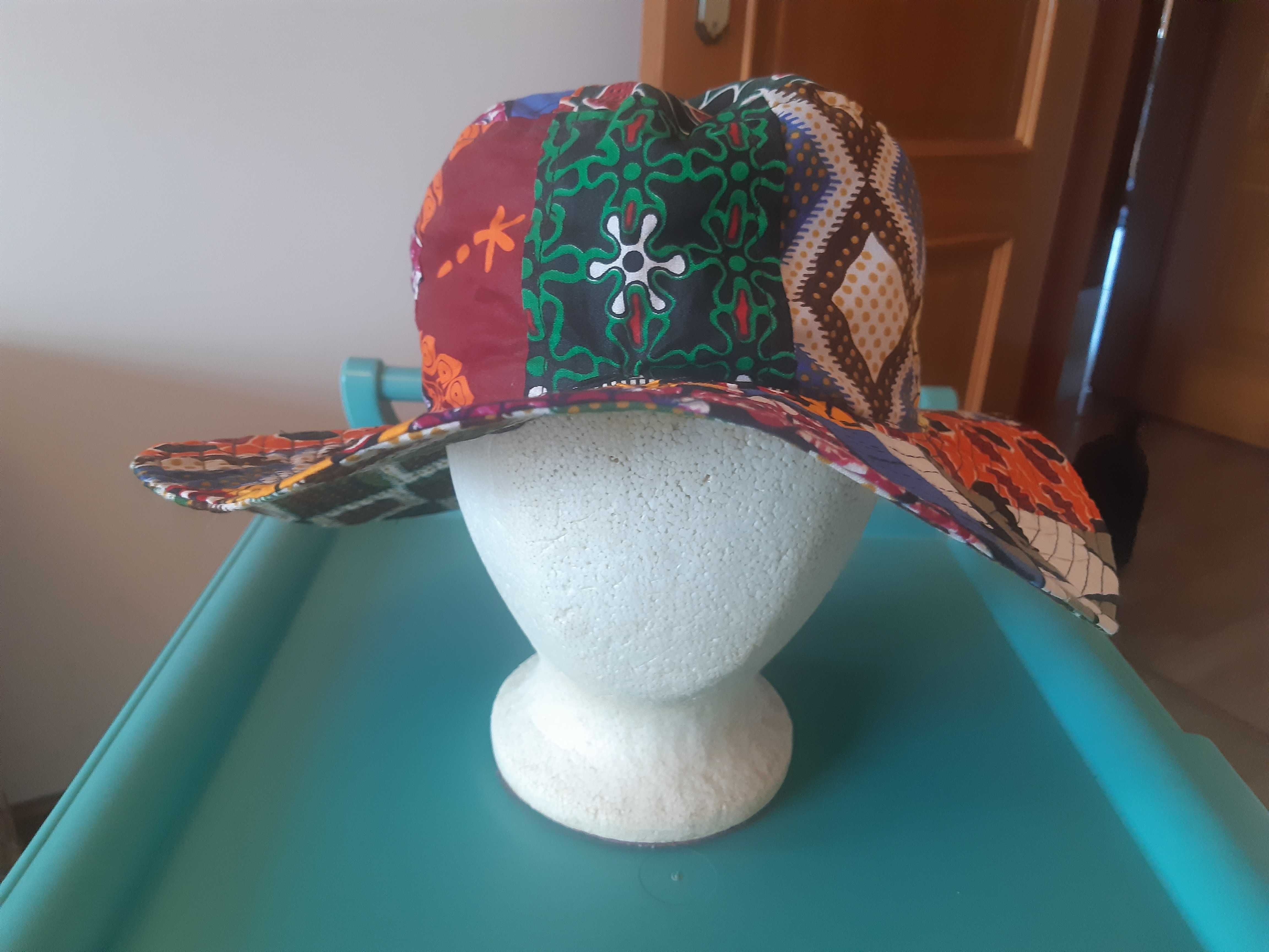 2 Chapéus e 1 boné, ideal para o verão, com padrões originais.