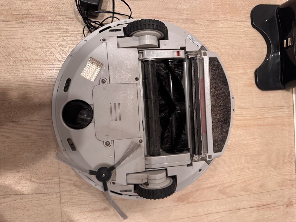 Irobot carneo. Odkurzacz. Pilot. Baza.