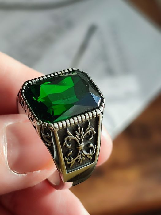 Szmaragdowy sygnet 13