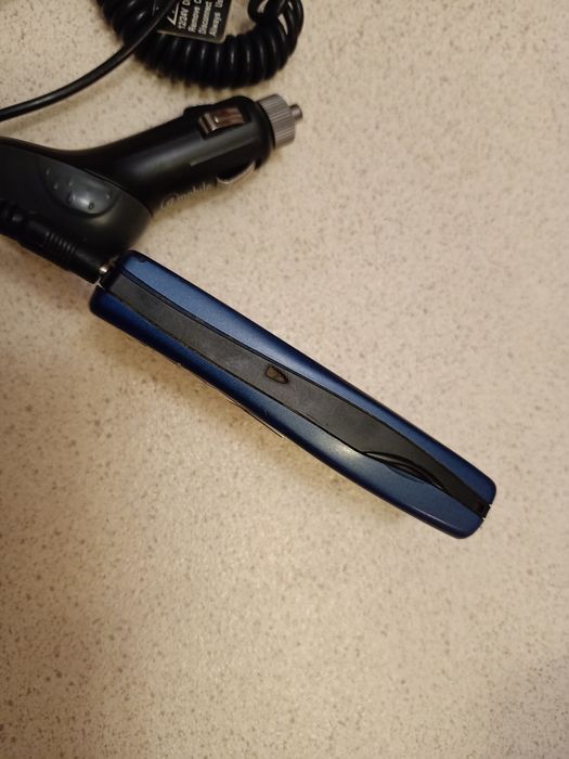 Stary telefon Nokia z ładowarką samochodową