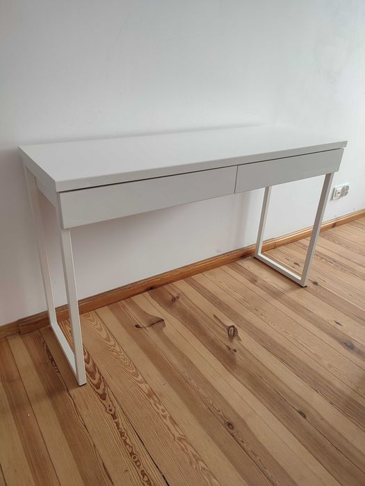 Białe lakierowane biurko konsola wąskie Ikea Besta Burs