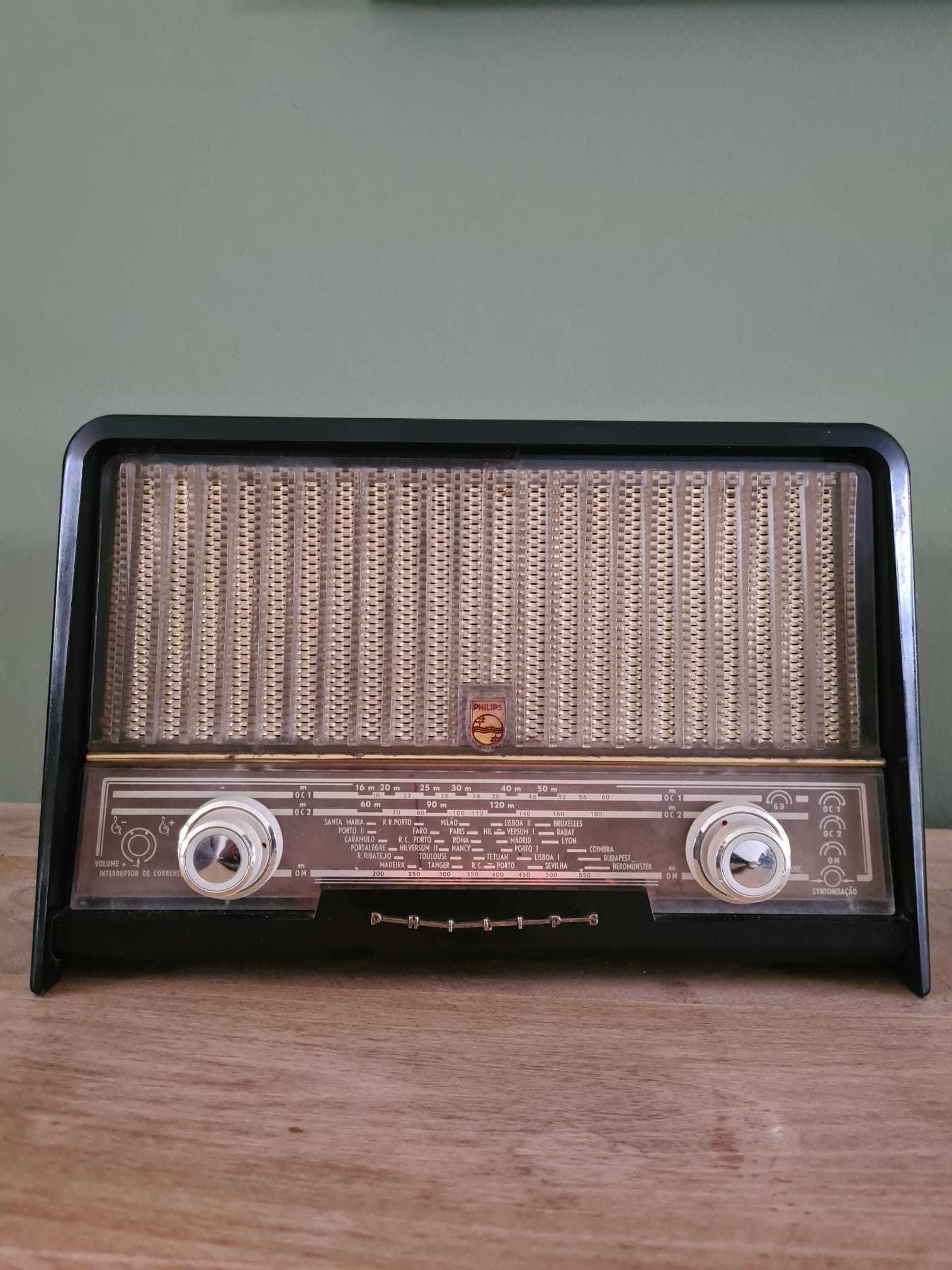 Rádio Philips vintage a funcionar (modelo: B3LN66 U35)