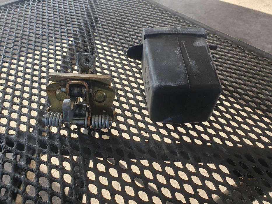 Ogranicznik drzwi lewy przod Peugeot 307 oryginal nie uszkodzony