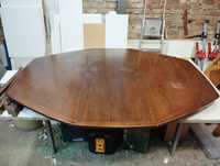 Duży drewniany rozkładany stół