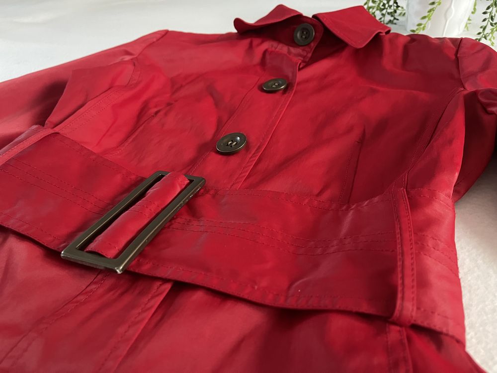 Krótki czerwony płaszcz na wiosnę z kołnierzem i paskiem z klamrą