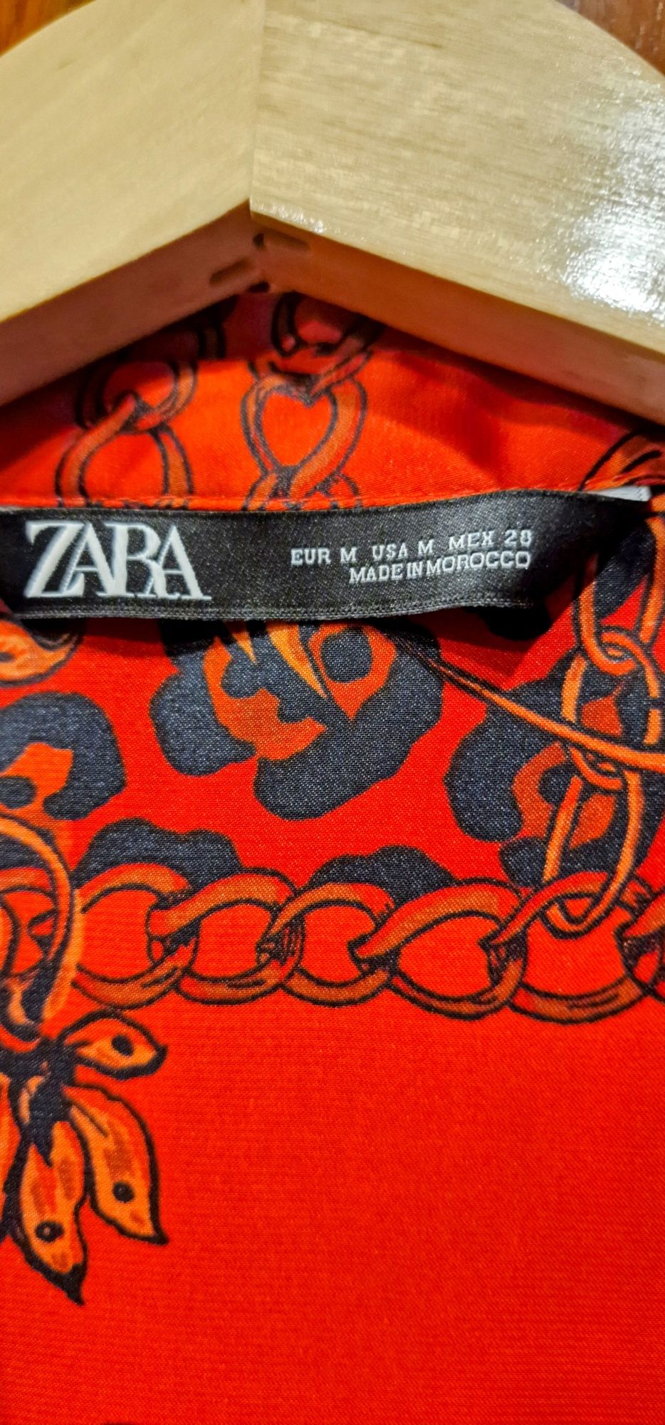 Túnica da Zara, vermelha com estampagem de flores