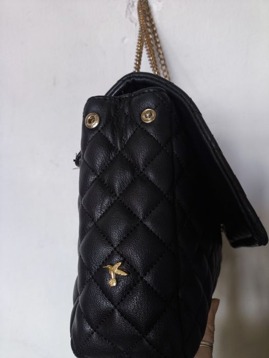 Дуже гарна вмістима сумочка в стилі Шанель шкіряна прошиті з ланцюжком
