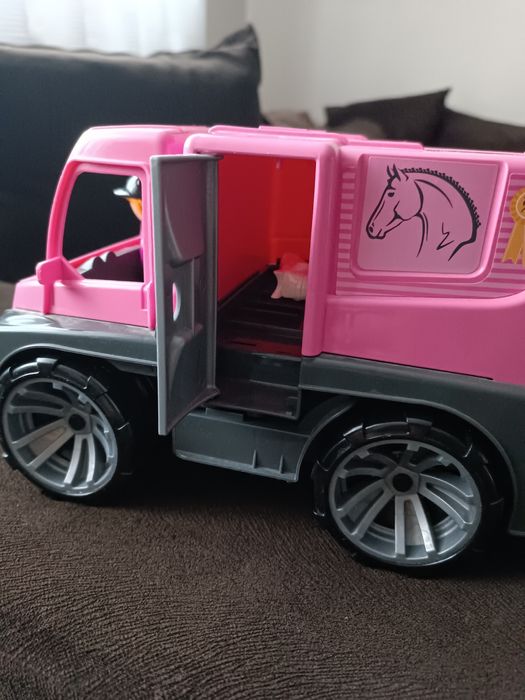 Auto różowe z figurka