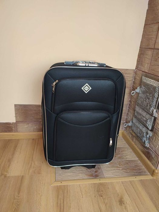 Дорожня валіза на колесах Style середня чорна