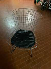 Cadeira em inox com tampo preto