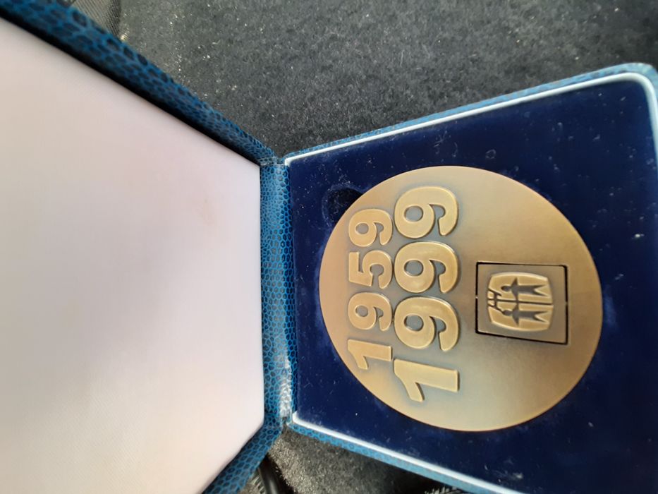 Medalha 8cm antiga com caixa faço entrega domicílio