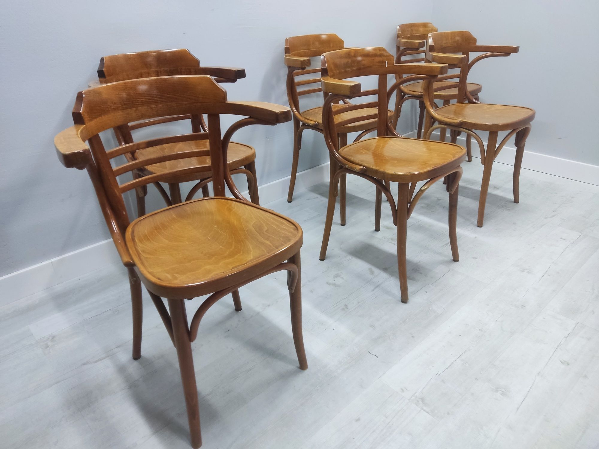 Krzesła Thonet Fameg Radomsko z podłokietnikiem 30szt.