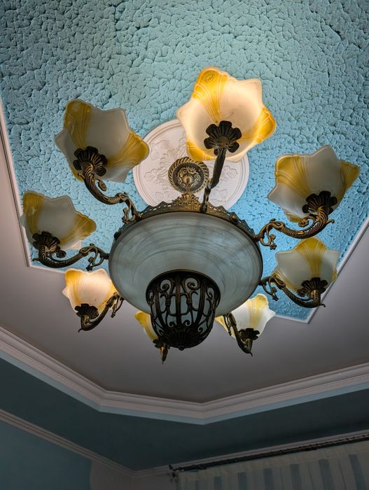 Красива люстра у класичному стилі