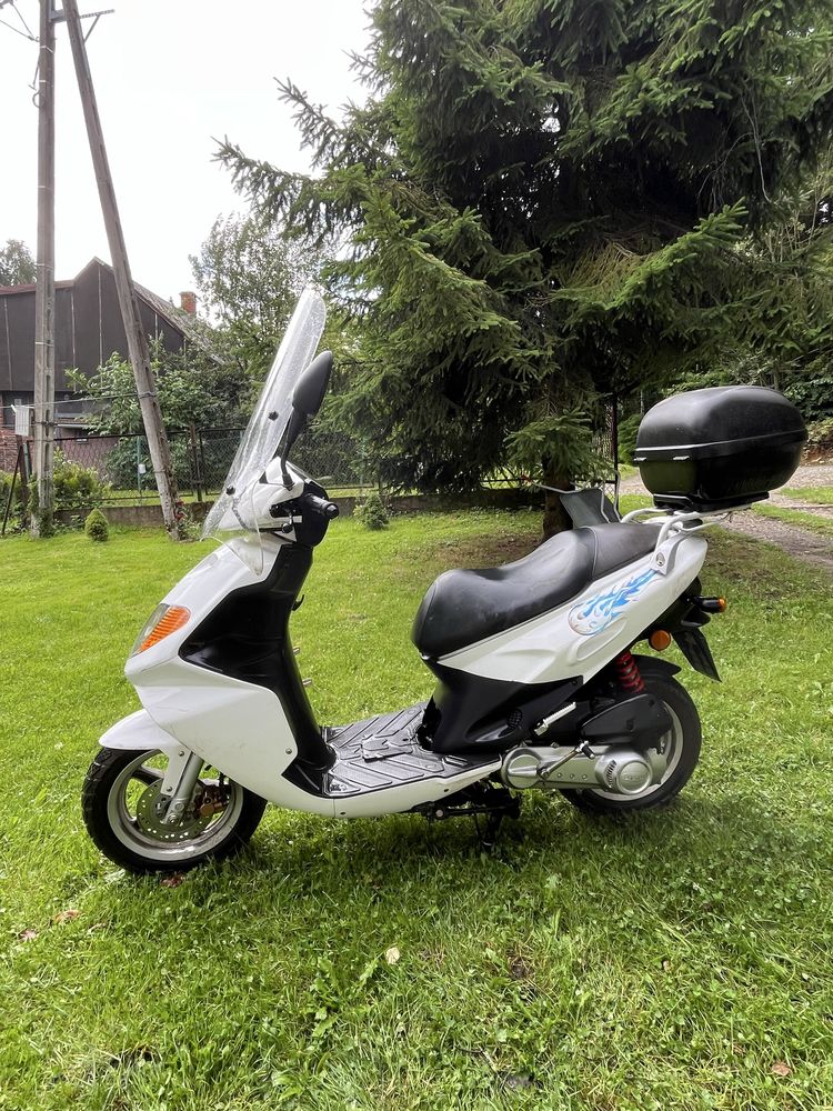 Skuter Daelim S-Five. Sprzedaję tylko w całości - na części / złom.