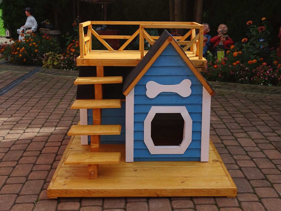 Buda dla psa z tarasem w stylu skandynawskim